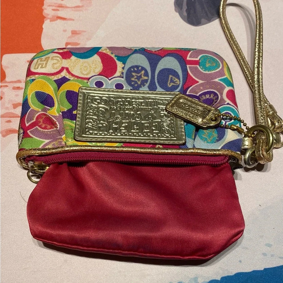 Coach Poppy Wristlet Metallic Gold and Multi-Colored Canvas Pre-Loved - Picture 4 of 6